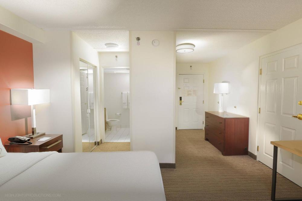 1 Queen Room interior